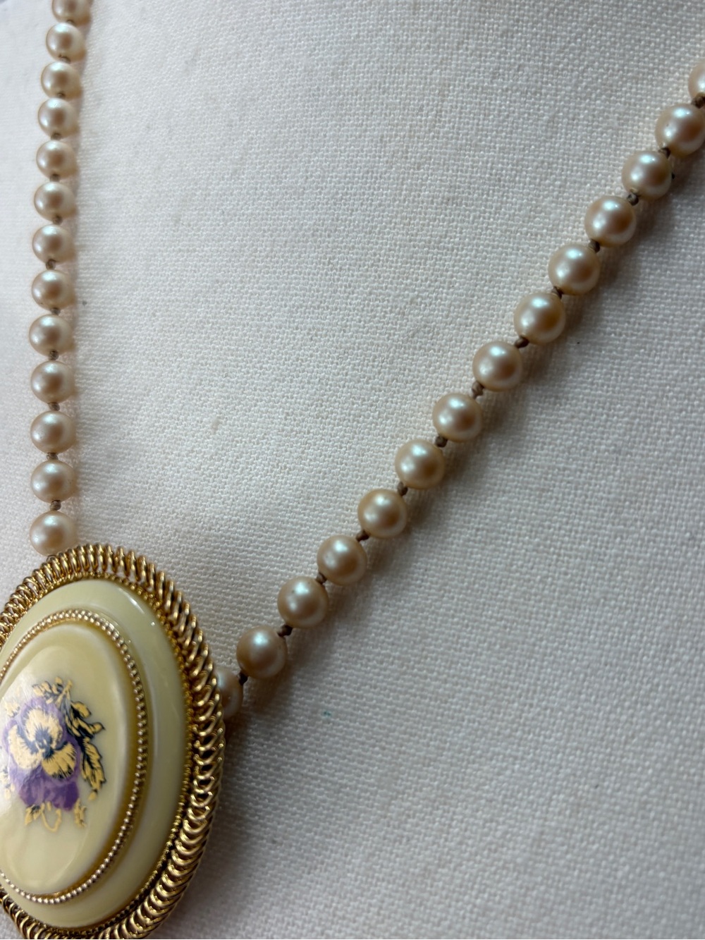 Vintage-Inspired Cream Pearl Necklace with Gold Floral Pendant - Picture 4 of 8